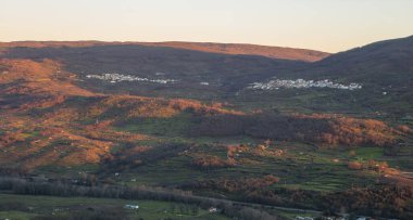 Casas del Castanar ve Cabrero köyleri Mirador de la Memoria tarafından görülür. El Torno, Caceres, İspanya