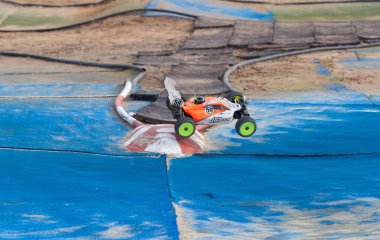 Merida, İspanya - 28 Ocak 2024: Extremadura 1 / 8tt doğalgaz şampiyonası RC Car. Arabalar mavi çim üzerinde viraj yapıyor