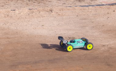 Merida, İspanya - 28 Ocak 2024: Extremadura 1 / 8tt doğalgaz şampiyonası RC Car. Araba düz yolda hızlanıyor.