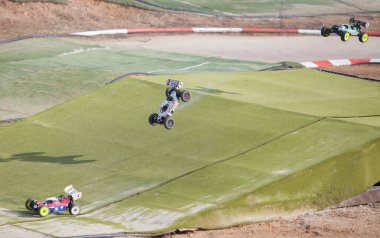 Merida, İspanya - 28 Ocak 2024: Extremadura 1 / 8tt doğalgaz şampiyonası RC Car. Arabalar zıplıyor