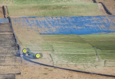 Merida, İspanya - 28 Ocak 2024: Extremadura 1 / 8tt doğalgaz şampiyonası RC Car. Devrilmiş araba