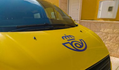 Badajoz, İspanya - 15 Şubat 2023. Correos Van Hood dışarıda park halinde. İspanya 'da posta hizmeti sağlamaktan sorumlu kamu kuruluşu 