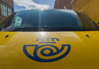 Badajoz, İspanya - 15 Şubat 2023. Correos Van Hood dışarıda park halinde. İspanya 'da posta hizmeti sağlamaktan sorumlu kamu kuruluşu 