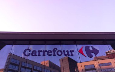 Barselona, İspanya - 6 Haziran 2023: Carrefour duvar tabelası mağazası 