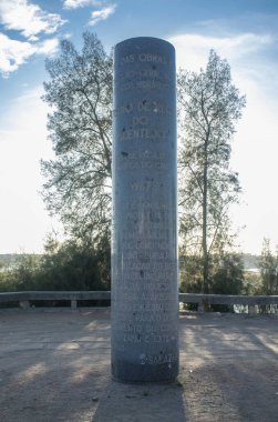 Campo Maior, Portekiz. 2019, Agust, 9: Salazar gri beton monolit Barragem do Caia, Campo Maior, Alentejo, Portekiz. Diktatörlük Salazar 'ı onurlandıran anıt.