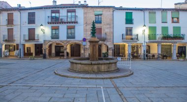 Hervas, İspanya - Hervas 21 Ocak 2024: Corredera Meydanı, Ambroz Vadisi Köyü. Caceres, Extremadura, İspanya