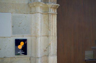 Leon, İspanya - 25 Haziran 2019: Repsol Rehber plaketi San Marcos Parador Oteli girişine yerleştirildi