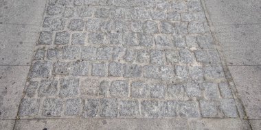 Taş ocağındaki granit bloklardan pürüzsüz kaldırım döşemesi. Muazzam Karmaşık yol yüzeyleri, Caceres, İspanya