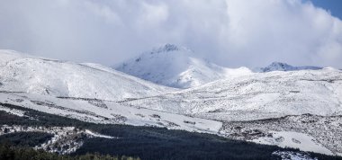 Almanzor zirvesi, İspanya 'nın merkezindeki en yüksek dağ. Hoyos del Espino, Avila, Kastilya ve Leon, İspanya. 