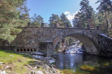 Tormes Nehri üzerinde Dukes Köprüsü, Hoyos del Espino, Avila, Kastilya ve Leon, İspanya