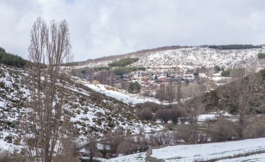 Hoyos del Collado genel bakış, Avila, Kastilya ve Leon, İspanya. Karlı manzara