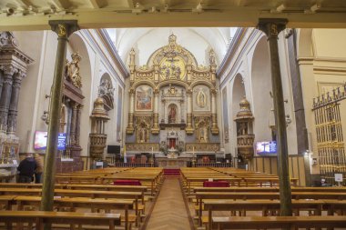 Pamplona, İspanya - 3 Mart 2024: San Lorenzo Kilisesi ana nave, Pamplona, Navarra, İspanya