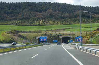 A-12 otoyolu boyunca sürüyorum. Araçlar Sierra del Perdon, Navarre, İspanya 'daki Erreniega Tüneli' ne yaklaşıyor.
