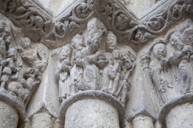 San Miguel Kilisesi portalı. Estella-Lizarra kasabası, Navarre, Kuzey İspanya. İsa 'nın Bebeği,