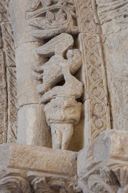 Crucifijo Kilisesi Romanesque portico, Puente La Reina, Navarre, İspanya. İnsan yiyen canavar.