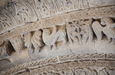 Crucifijo Kilisesi Romanesque portico, Puente La Reina, Navarre, İspanya. Griffin ile dekore edilmiş arşiv.