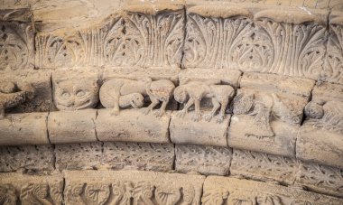 Crucifijo Kilisesi Romanesque portico, Puente La Reina, Navarre, İspanya. Griffin ile dekore edilmiş arşiv.