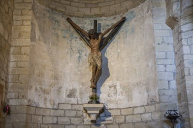 Gares, İspanya - 30 Mart 2024: Crucifijo Kilisesi, Puente La Reina, Navarre, İspanya. İsa Çarmıha Gerildi