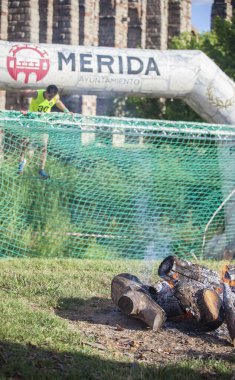 Merida, İspanya - 18 Mayıs 2024: FarinatoRace Merida 2024. Yazdırma günlüğü ile bitiş çizgisinde koşucu