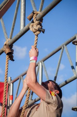 Merida, İspanya - 18 Mayıs 2024: FarinatoRace Merida 2024, katılımcılar ipe tırmanıyor