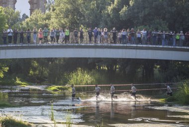 Merida, İspanya - 18 Mayıs 2024: FarinatoRace Merida 2024, Albarregas Nehri 'ni geçenler