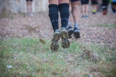 Merida, İspanya - 18 Mayıs 2024: FarinatoRace Merida 2024, katılımcılar dizginleri bağlı olarak atlıyorlar
