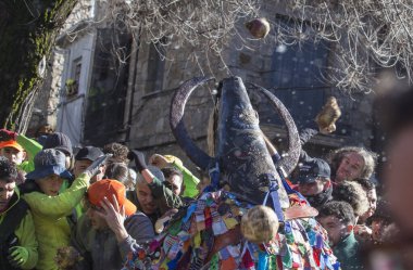 Caceres, İspanya - 20 Ocak 2024: Jarramplas Piornal, Caceres, İspanya. Geleneksel şalgam atma festivali