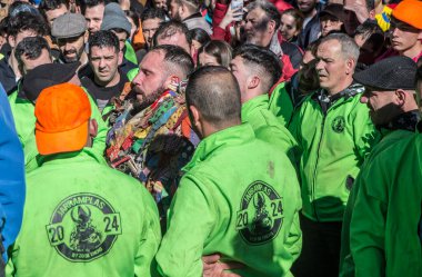 Caceres, İspanya - 20 Ocak 2024: Jarramplas Piornal, Caceres, İspanya. Geleneksel şalgam atma festivali