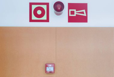 Koridor duvarına alarm düğmeleri ve ses sinyalleri yerleştirildi. Yangın alarmı konsepti