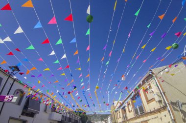 Renkli flamalarıyla İspanyol küçük kasaba çelengi. İki katlı evler.