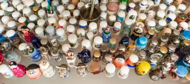 Yüksük koleksiyonu dünyanın her yerinden hatıra olarak getirildi. Genel Görünüm