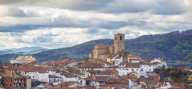 Ambroz Vadisi Köyü 'nün kuzeyinden Hervas köyü görüldü. Caceres, Extremadura, İspanya