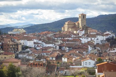 Ambroz Vadisi Köyü 'nün kuzeyinden Hervas köyü görüldü. Caceres, Extremadura, İspanya