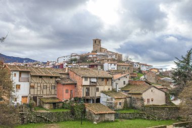 Ambroz Vadisi, doğu tepesinden Hervas köyü görüldü. Caceres, Extremadura, İspanya