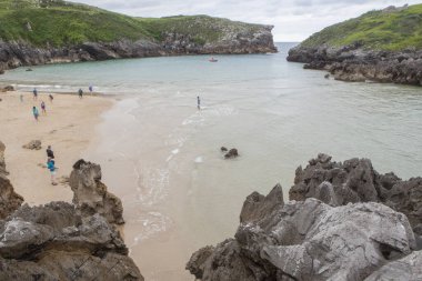 Guadamia Plajı, Bufones de Pria, Llames, Asturias, İspanya 