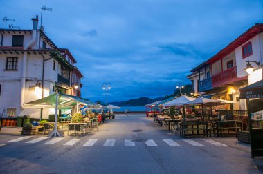 Tazones, İspanya - 12 Temmuz 2024: İspanya 'nın Asturian Sahili' nin en güzel köylerinden biri olan Tazones 'un restoranları