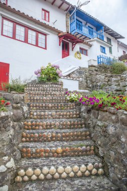 Tazones, İspanya 'nın Asturian Sahili' nin en güzel köylerinden biri. Deniz kabuğu evi
