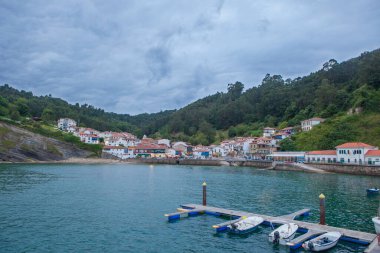 Tazones, İspanya 'nın Asturian Sahili' nin en güzel köylerinden biri. Dalgakırandan bakıldığında şehir manzarası