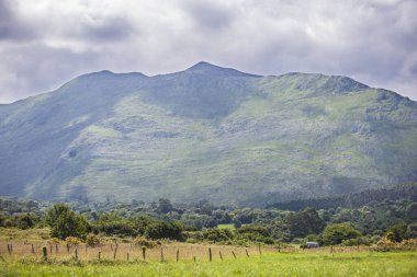 Sierra del Sueve tepeleri İspanya, Ribadesella Doğu Asturias 'taki uçurumlardan görüldü.