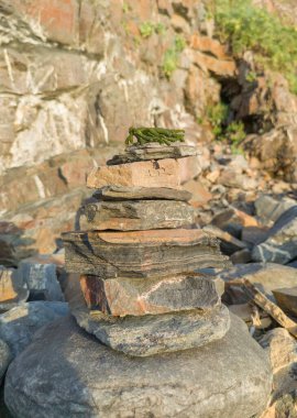 Portekiz 'in Nossa Senhora plajında, Zambujeira do Mar plajında totem şeklinde istiflenmiş taşlar.