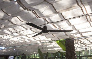 Tente fıskiyeleri ve tavan vantilatörü teras restoranı. Yurt tesislerinde iklim kontrolü