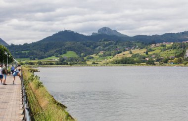 Ribadesella, İspanya - 13 Temmuz 2024: Ribadesella, Asturias, İspanya 'nın en iyi eğlencelerinden biri olan Paseo de los Vencedores