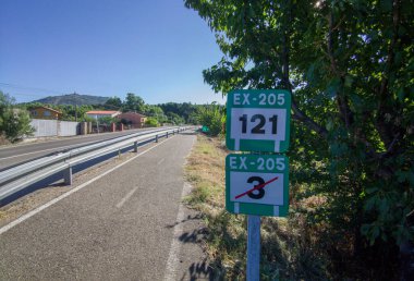 Caceres, İspanya - 21 Temmuz 2024: Hervas kasabası, Caceres, İspanya yakınlarındaki Intercomarcal EX-205 yol işareti