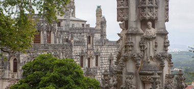 Sintra, Portekiz, 8 Ağustos 2024: Quinta da Regaleira, Sintra 'nın başlıca turistik merkezlerinden biridir. Roma Katolik Kilisesi