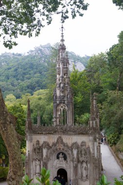 Sintra, Portekiz, 8 Ağustos 2024: Quinta da Regaleira, Sintra 'nın başlıca turistik merkezlerinden biridir. Roma Katolik Kilisesi