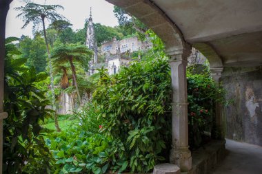 Sintra, Portekiz, 8 Ağustos 2024: Quinta da Regaleira, Sintra 'nın başlıca turistik merkezlerinden biridir. Roma Katolik Kilisesi