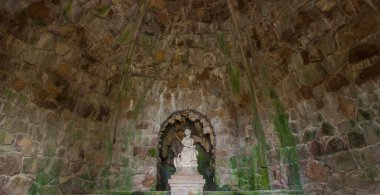 Sintra, Portekiz, 8 Ağustos 2024: Quinta da Regaleira, Sintra 'nın başlıca turistik merkezlerinden biridir. Ledas Grotto