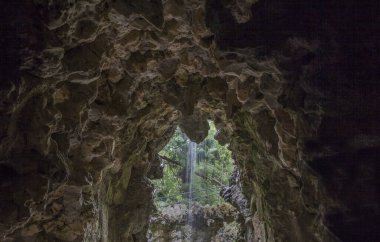Sintra, Portekiz, 8 Ağustos 2024: Quinta da Regaleira, Sintra 'nın başlıca turistik merkezlerinden biridir. Şelale Gölü