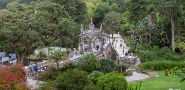 Sintra, Portekiz, 8 Ağustos 2024: Quinta da Regaleira, Sintra 'nın başlıca turistik merkezlerinden biridir. Yan duvar