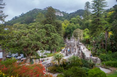 Sintra, Portekiz, 8 Ağustos 2024: Quinta da Regaleira, Sintra 'nın başlıca turistik merkezlerinden biridir. Yan duvar